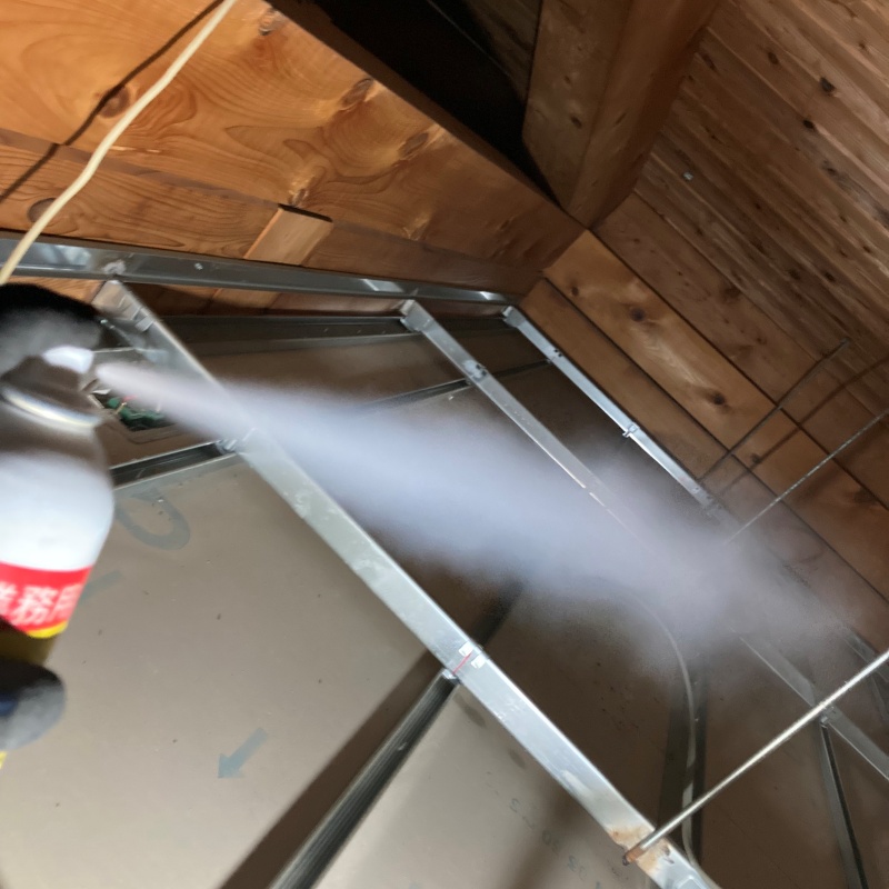 忌避スプレーを散布