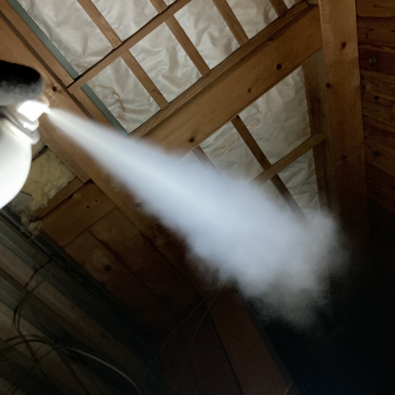 忌避スプレーを散布