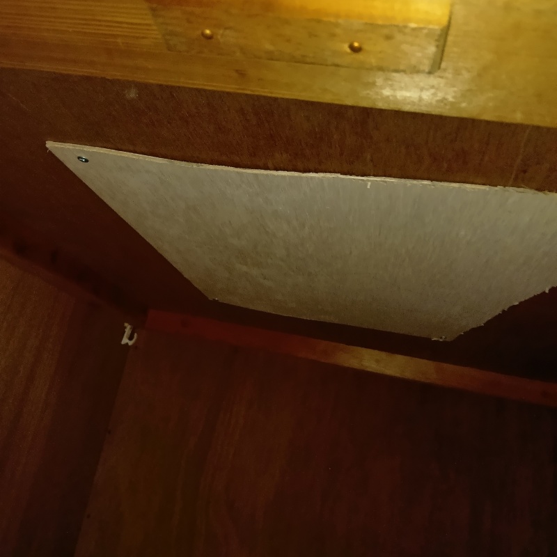 天井の穴を板で封鎖