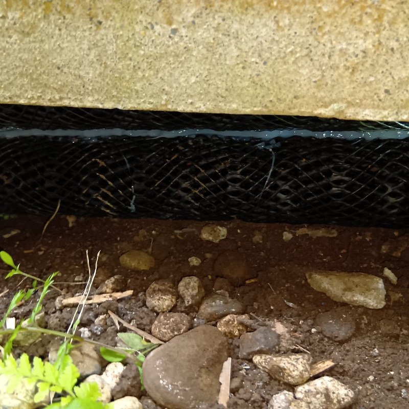 床下換気口のすき間を封鎖