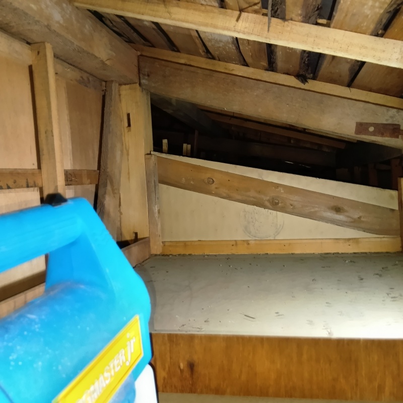 噴霧器で薬剤を散布