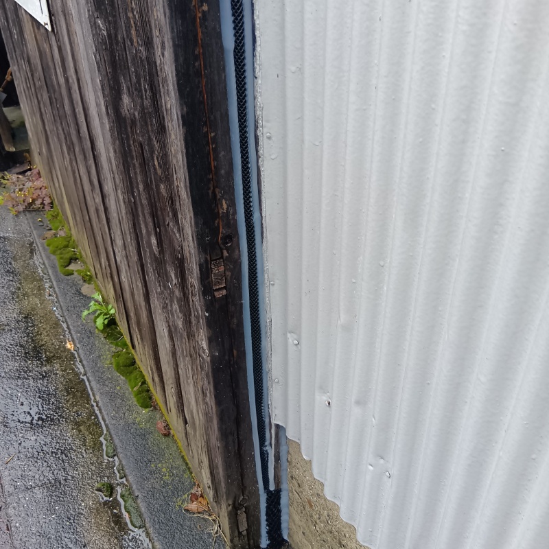 門扉と外壁のすき間を封鎖