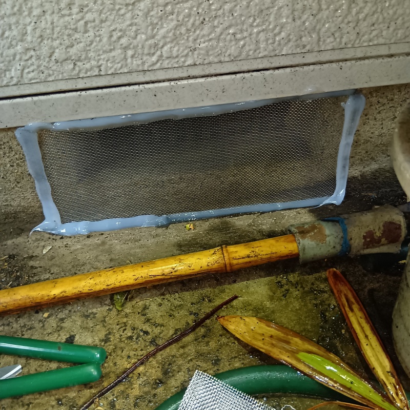 床下換気口のすき間を封鎖