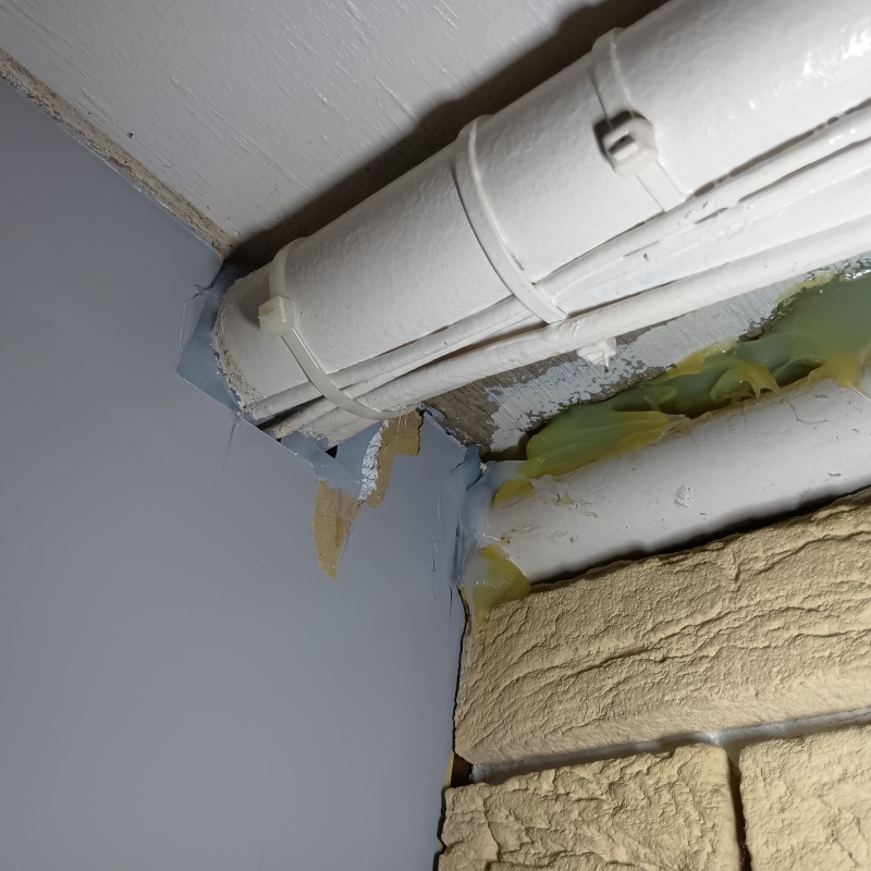 配管が通る穴のすき間を封鎖