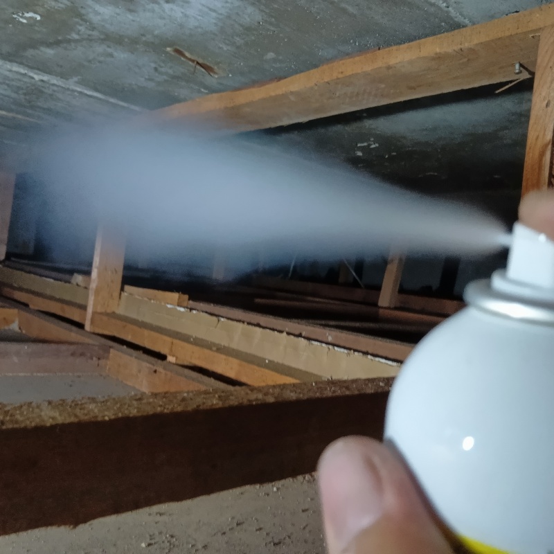 屋根裏に忌避スプレーを散布