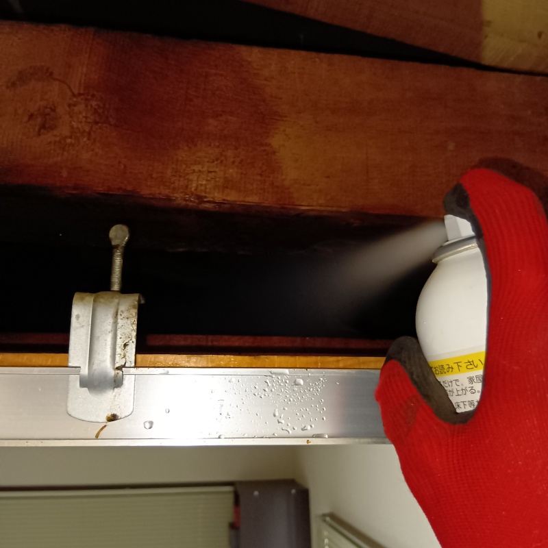 忌避スプレーを散布