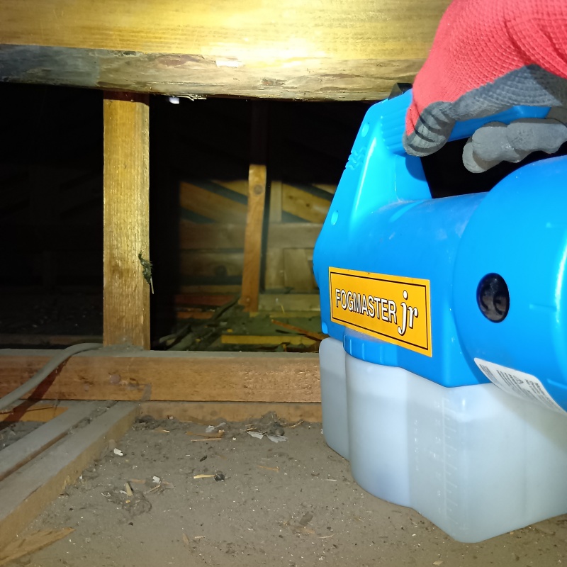 噴霧器で薬剤を散布