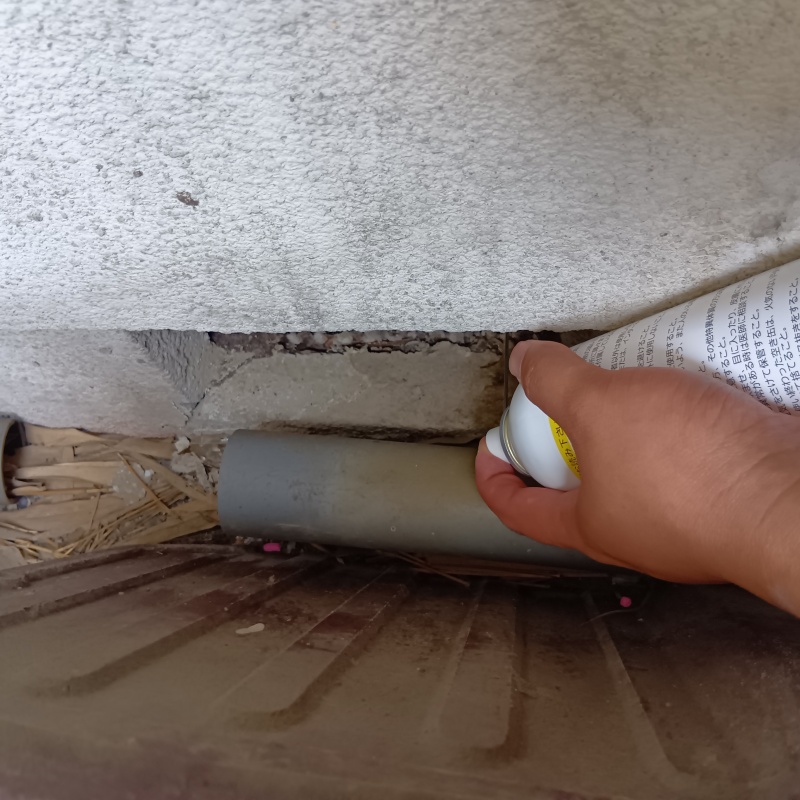 外壁のすき間から忌避スプレーを散布