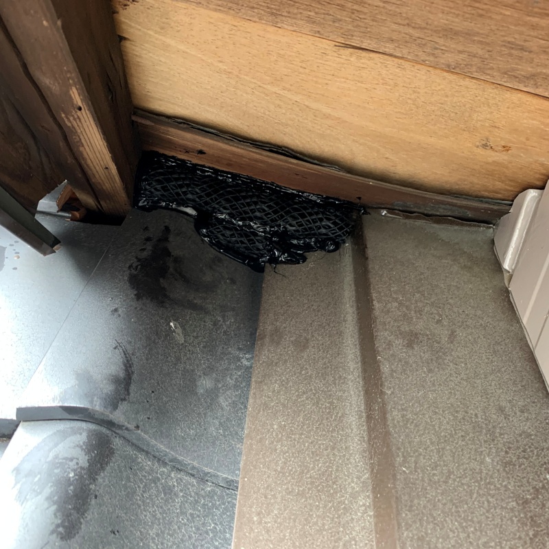 屋根のすき間を封鎖