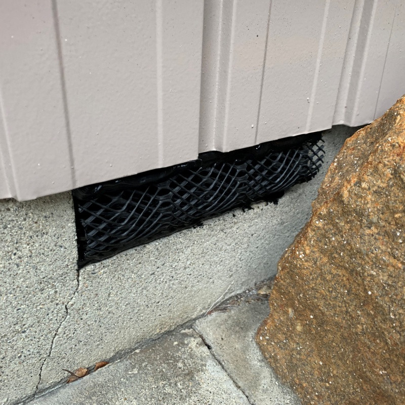 床下換気口のすき間を封鎖