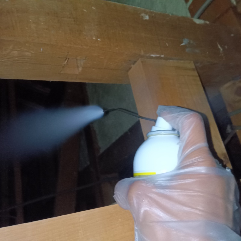 忌避スプレーを散布