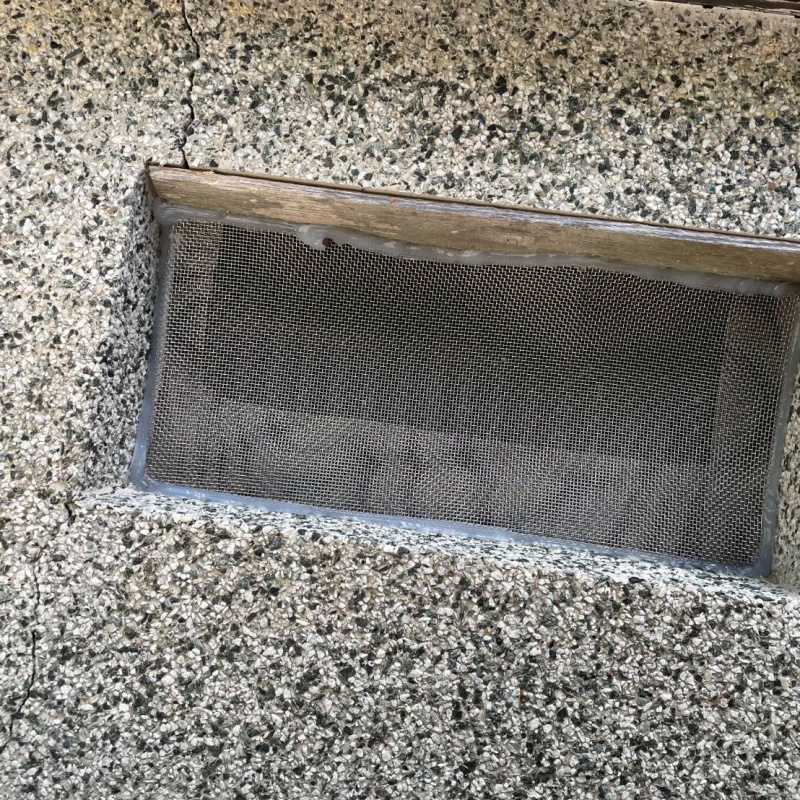 床下換気口のすき間を封鎖