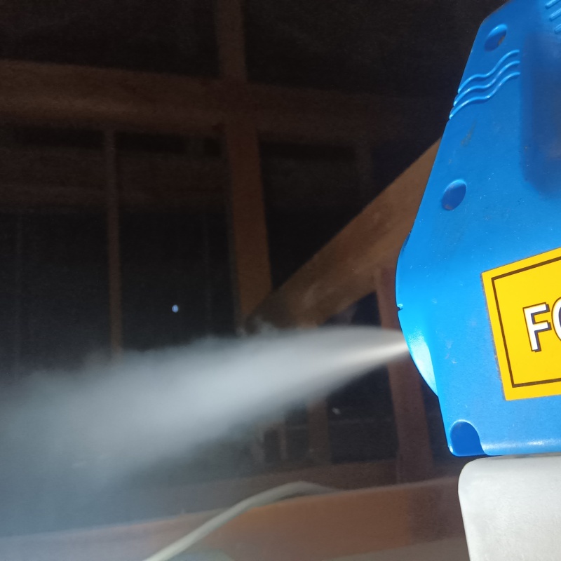 噴霧器で薬剤を散布