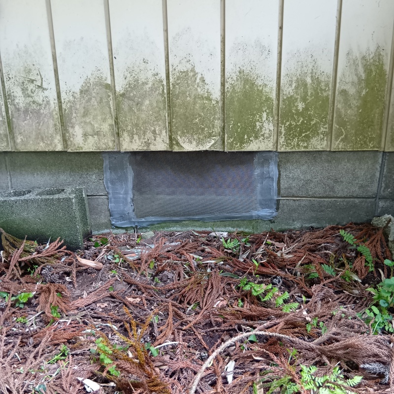 床下換気口のすき間を封鎖