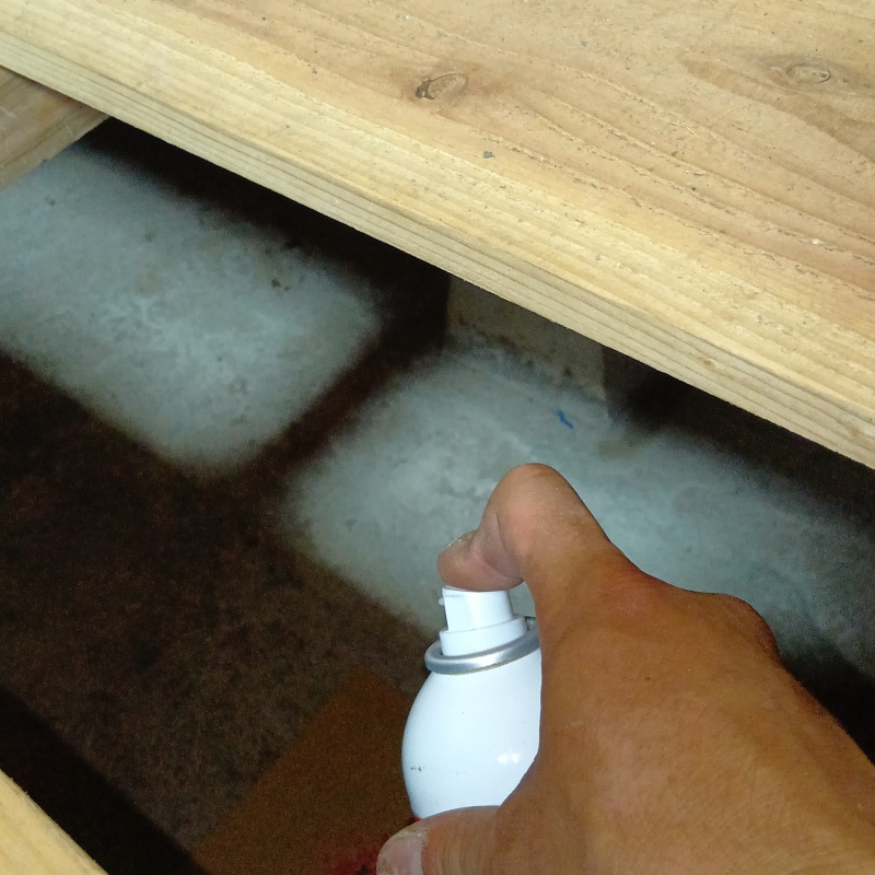 開口部から床下に忌避スプレーを散布