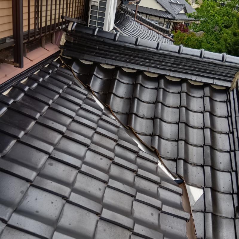 侵入口になっていた屋根瓦のすき間