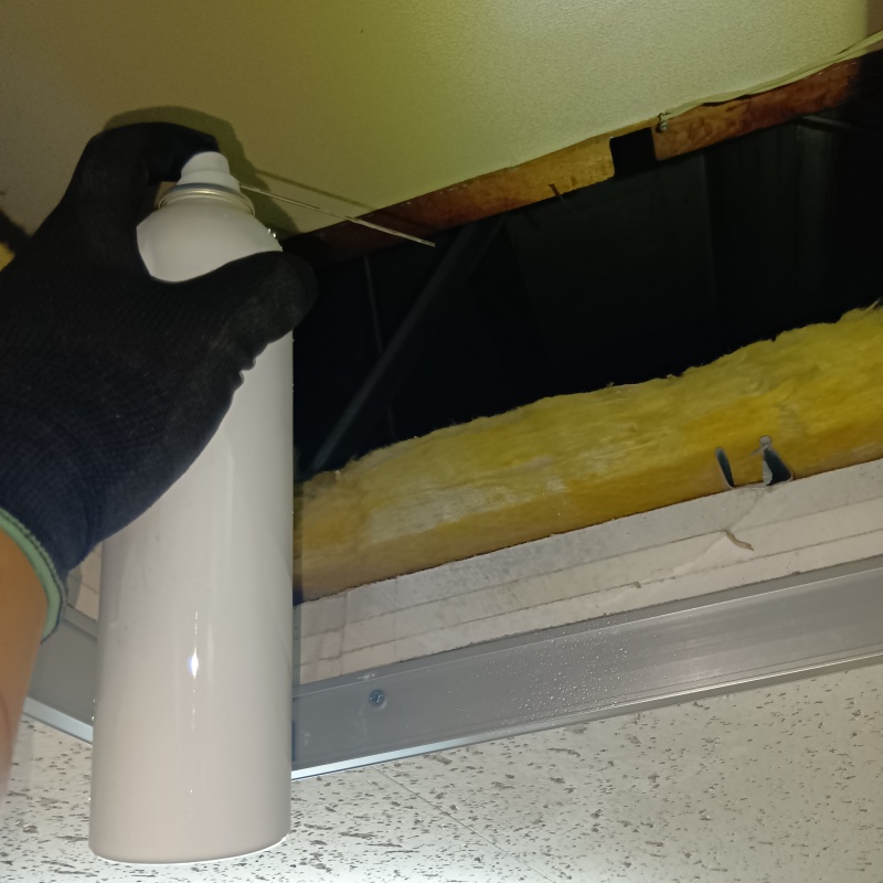 天井裏に忌避スプレーを散布