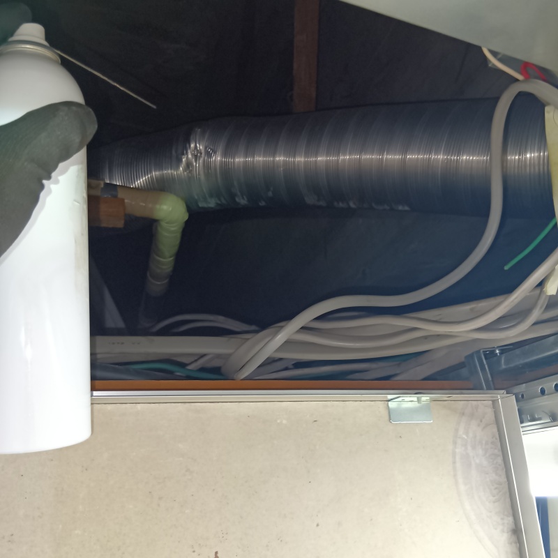 配管まわりに忌避スプレーを散布