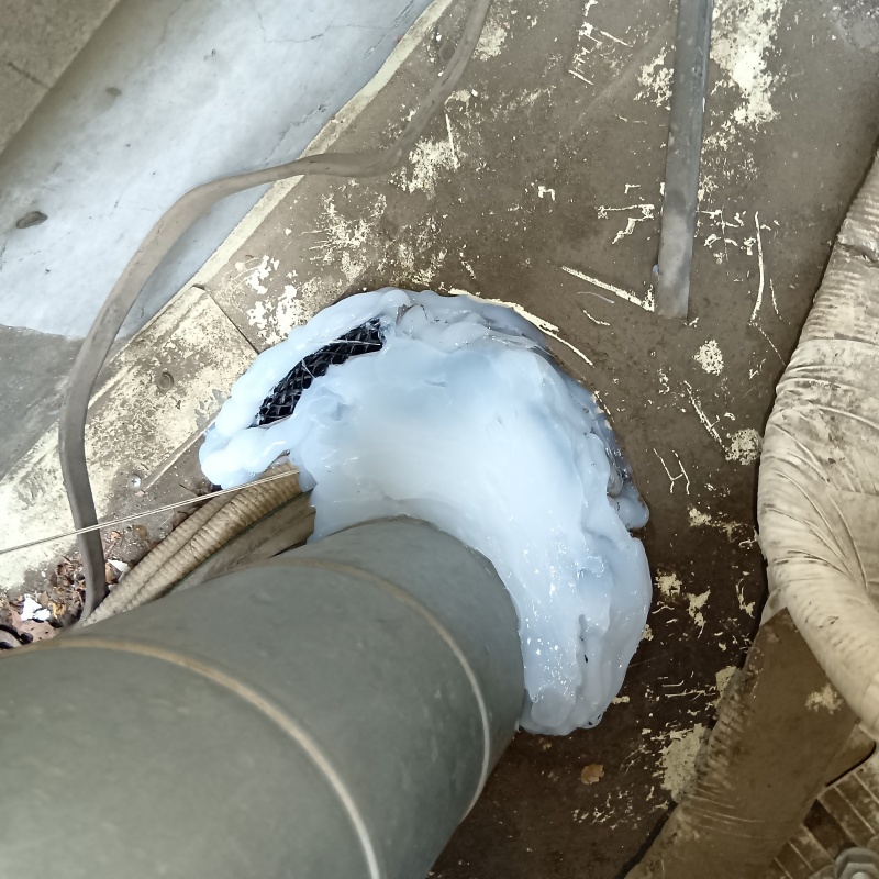 配管が通る穴のすき間を封鎖