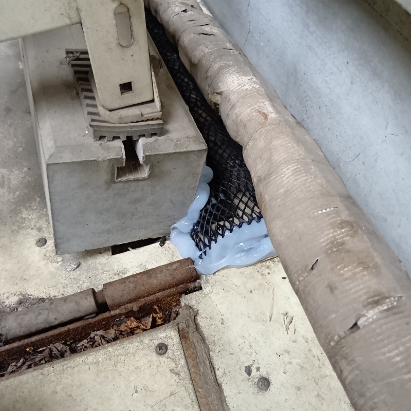 配管まわりのすき間を封鎖