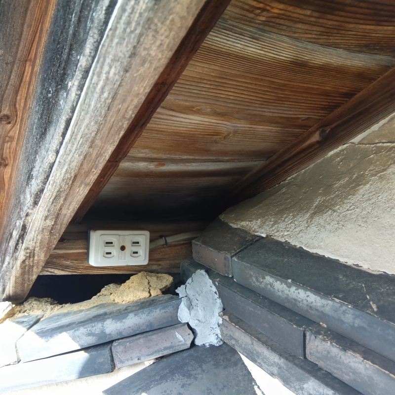 屋根裏に忌避スプレーを散布