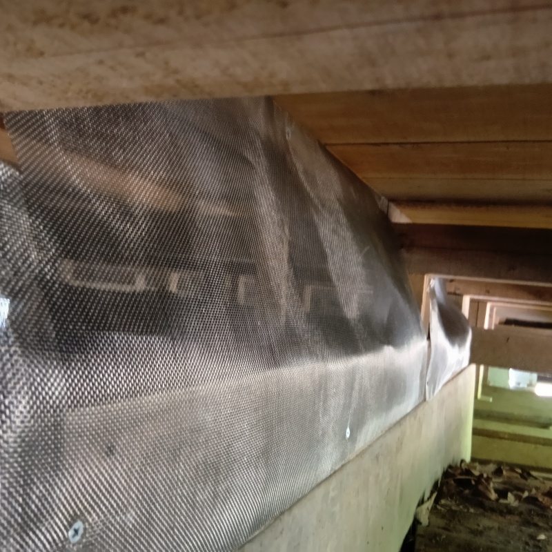 床下の大きな開口部を封鎖