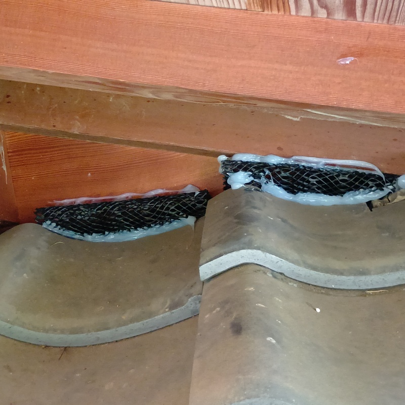 屋根のすき間を封鎖