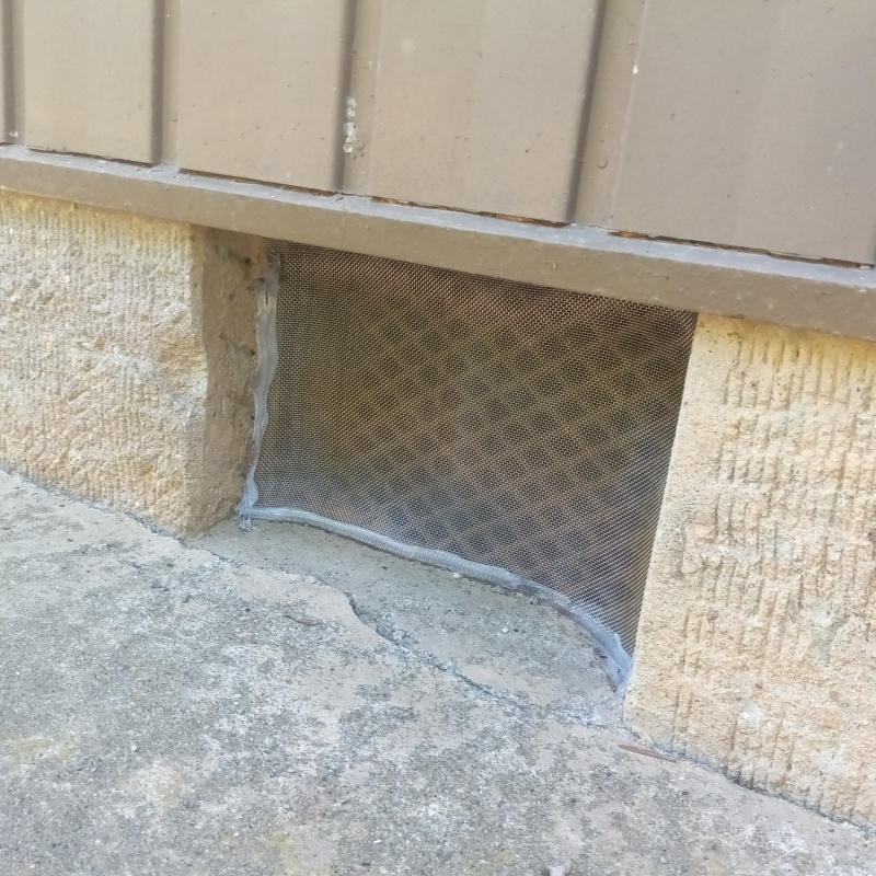 床下換気口のすき間を封鎖