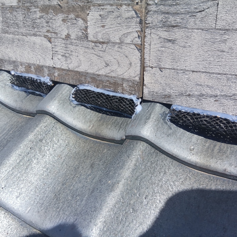 屋根のすき間を封鎖