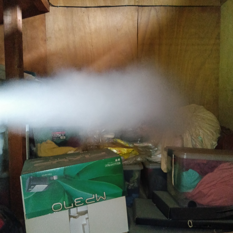 忌避スプレーを散布