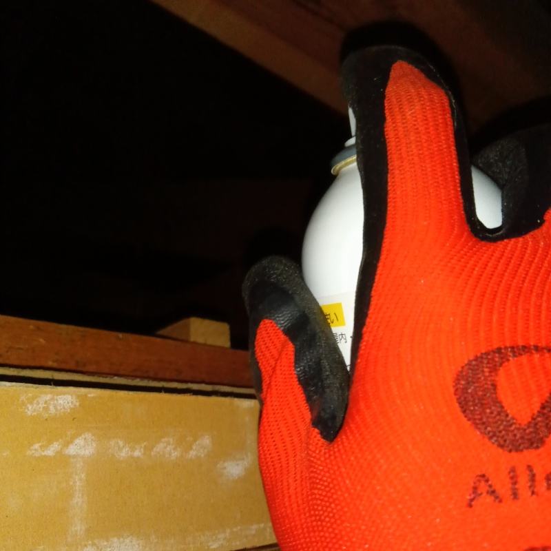 屋根裏に忌避スプレーを散布