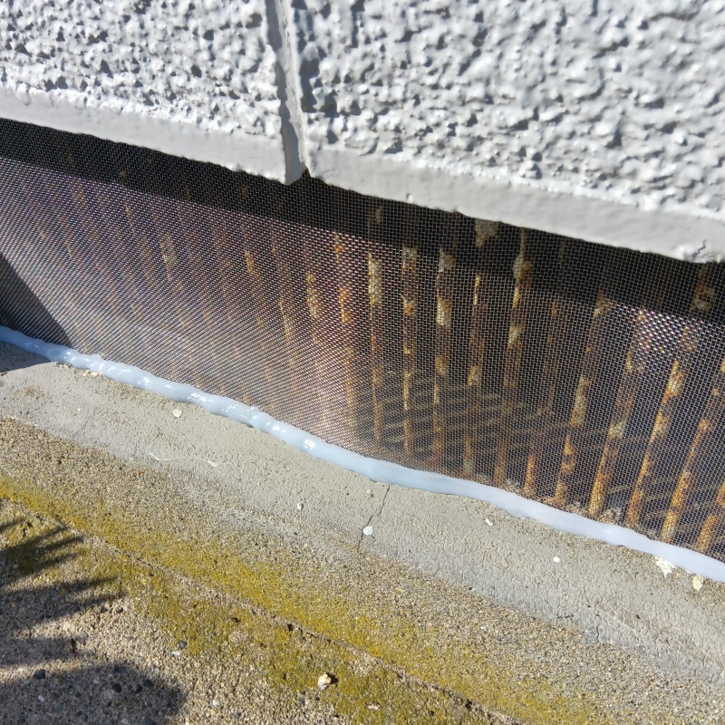 床下換気口のすき間を封鎖