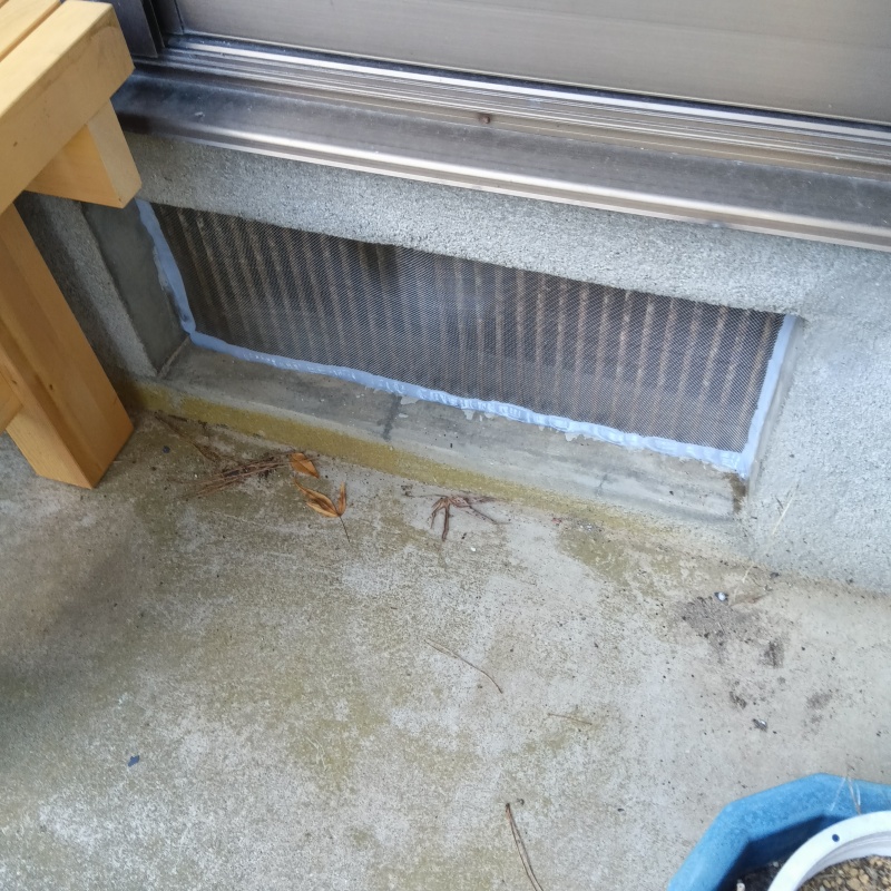 床下換気口のすき間を封鎖