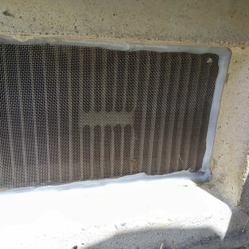 床下換気口のすき間を封鎖