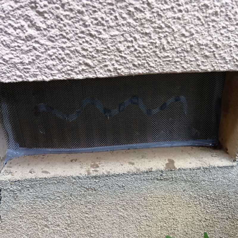 床下換気口のすき間を封鎖