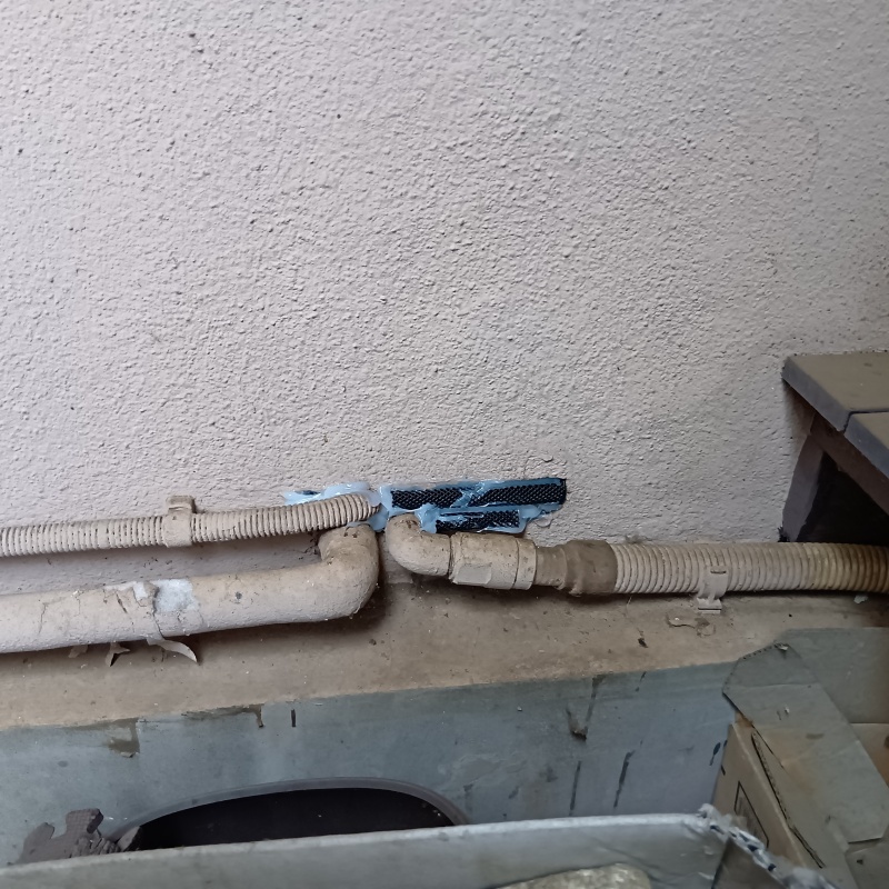 配管が通る穴のすき間を封鎖