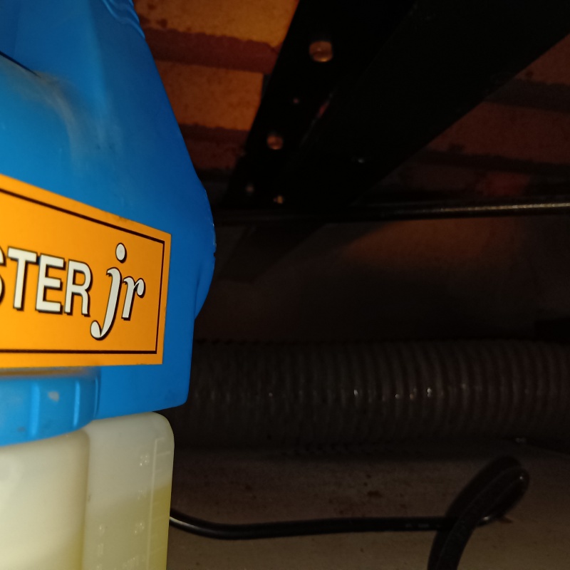 屋根裏に噴霧器で薬剤を散布