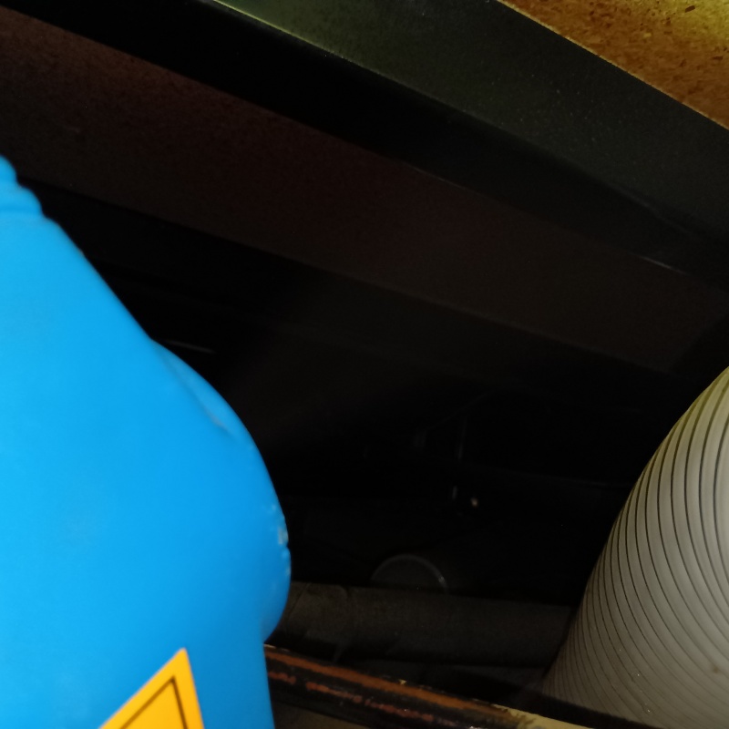 屋根裏に噴霧器で薬剤を散布