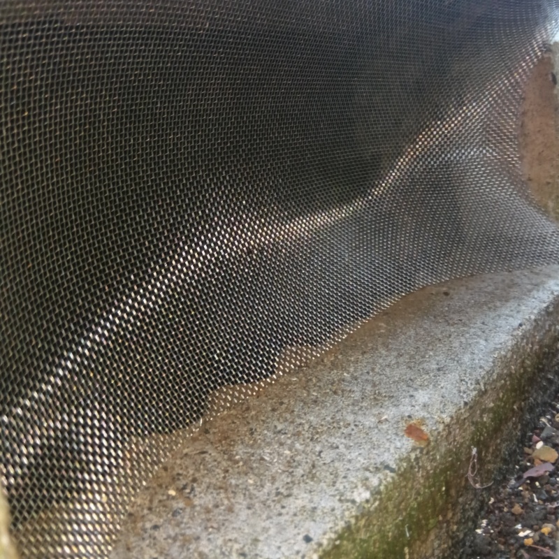 床下の大きな開口部を封鎖