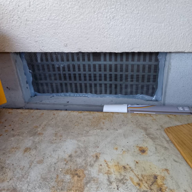 床下換気口のすき間を封鎖