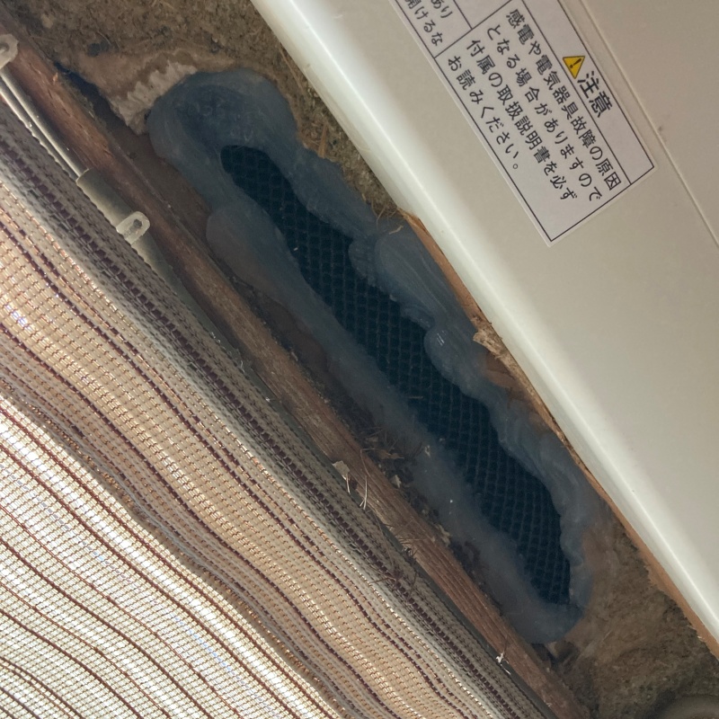 配電盤の下のすき間を封鎖