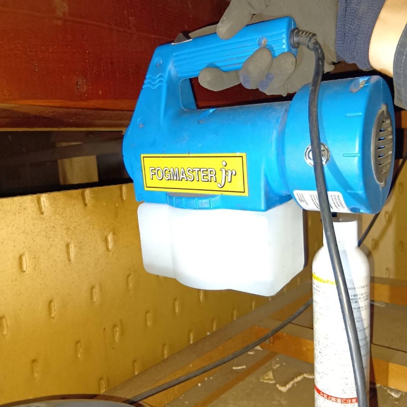 噴霧器で薬剤を散布