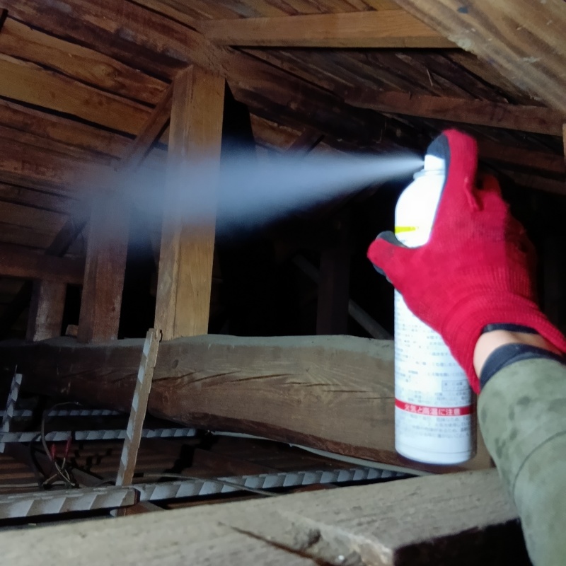 床下の開口部をネットで封鎖