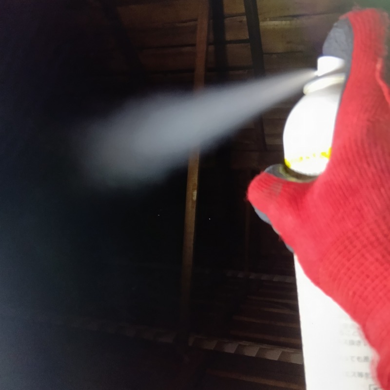 忌避スプレーを散布