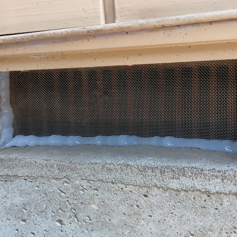 床下換気口のすき間を封鎖