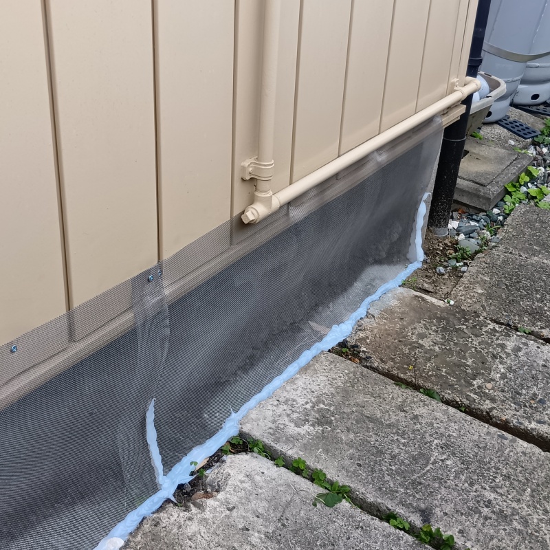 床下の開口部をネットで封鎖