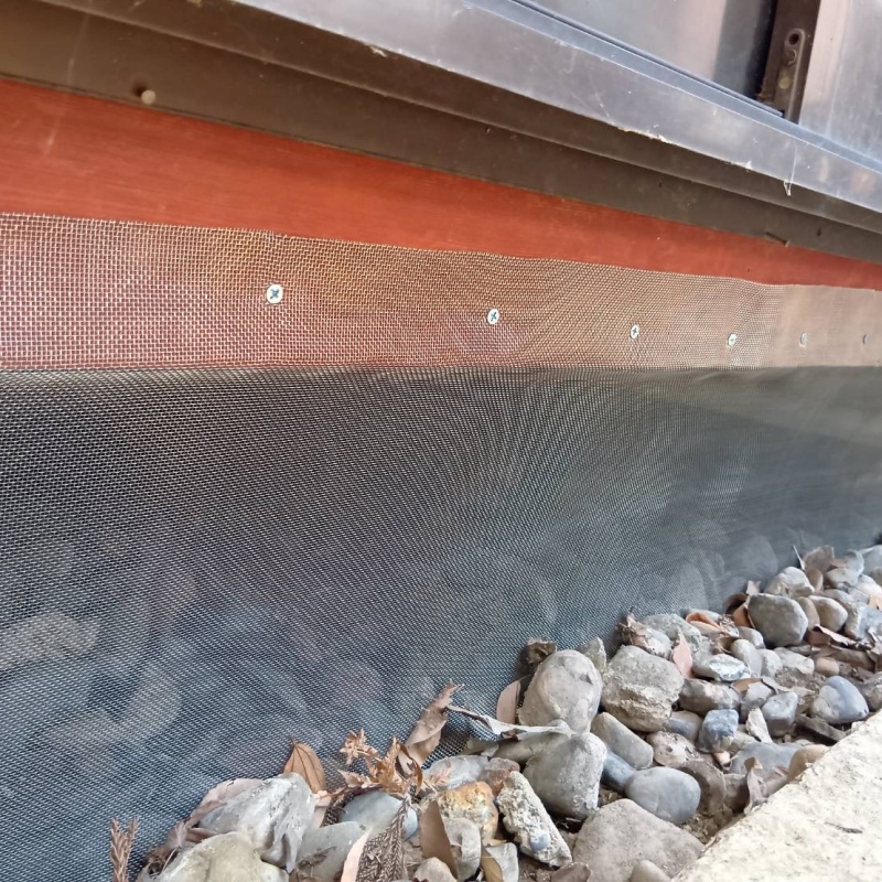 建物の外周にネットを設置