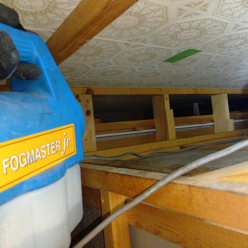 噴霧器で薬剤を散布