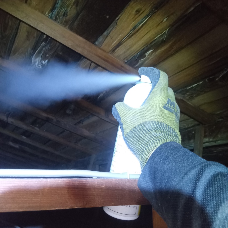 忌避スプレーを散布