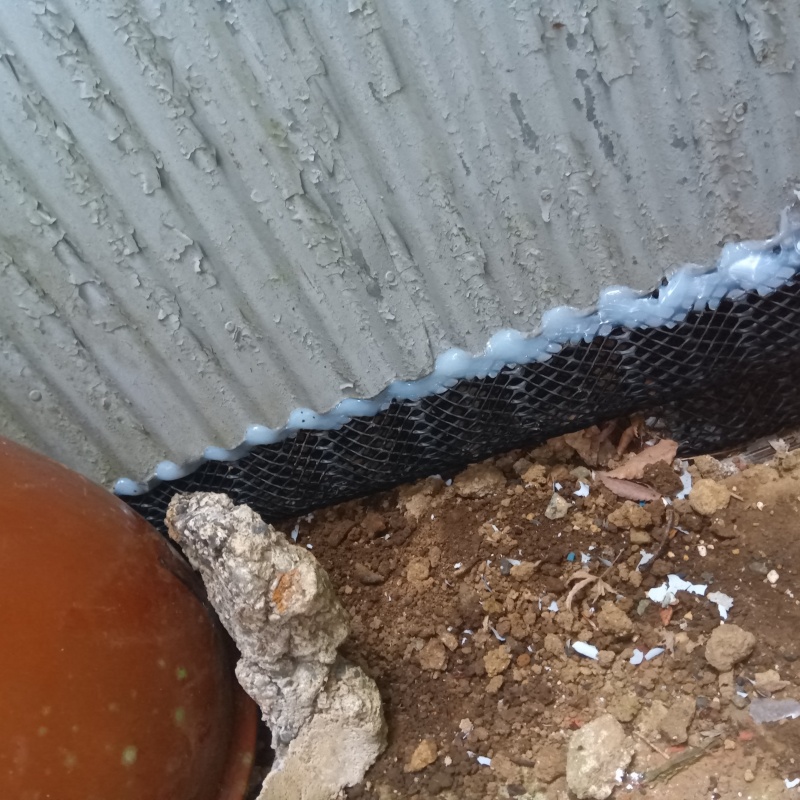 外壁と地面の間のすき間を封鎖